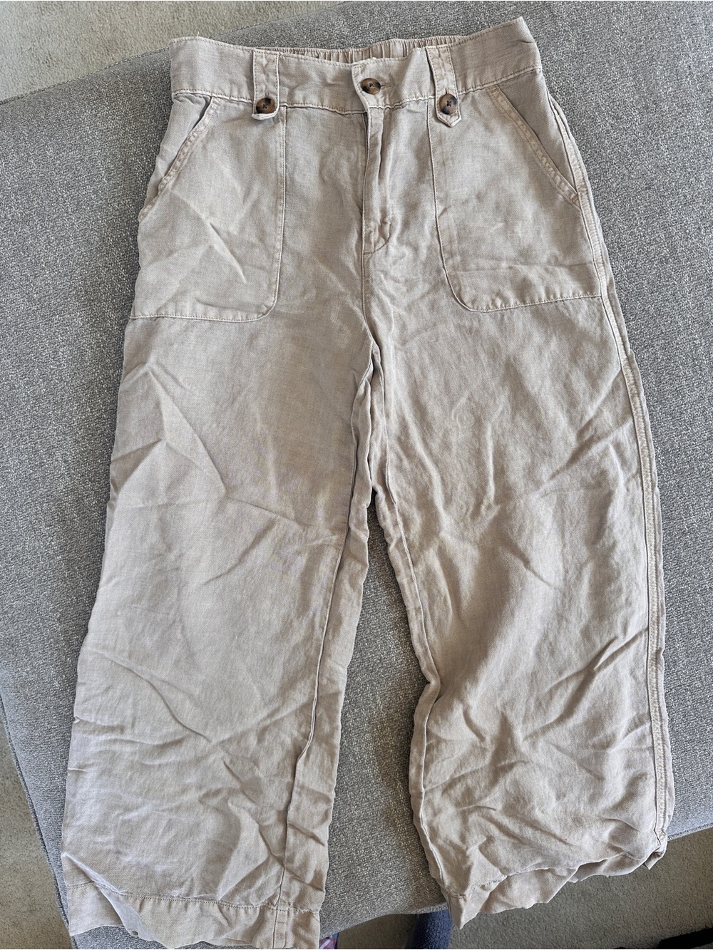 Light beige/tan cute women’s pants! Wide leg cargo style